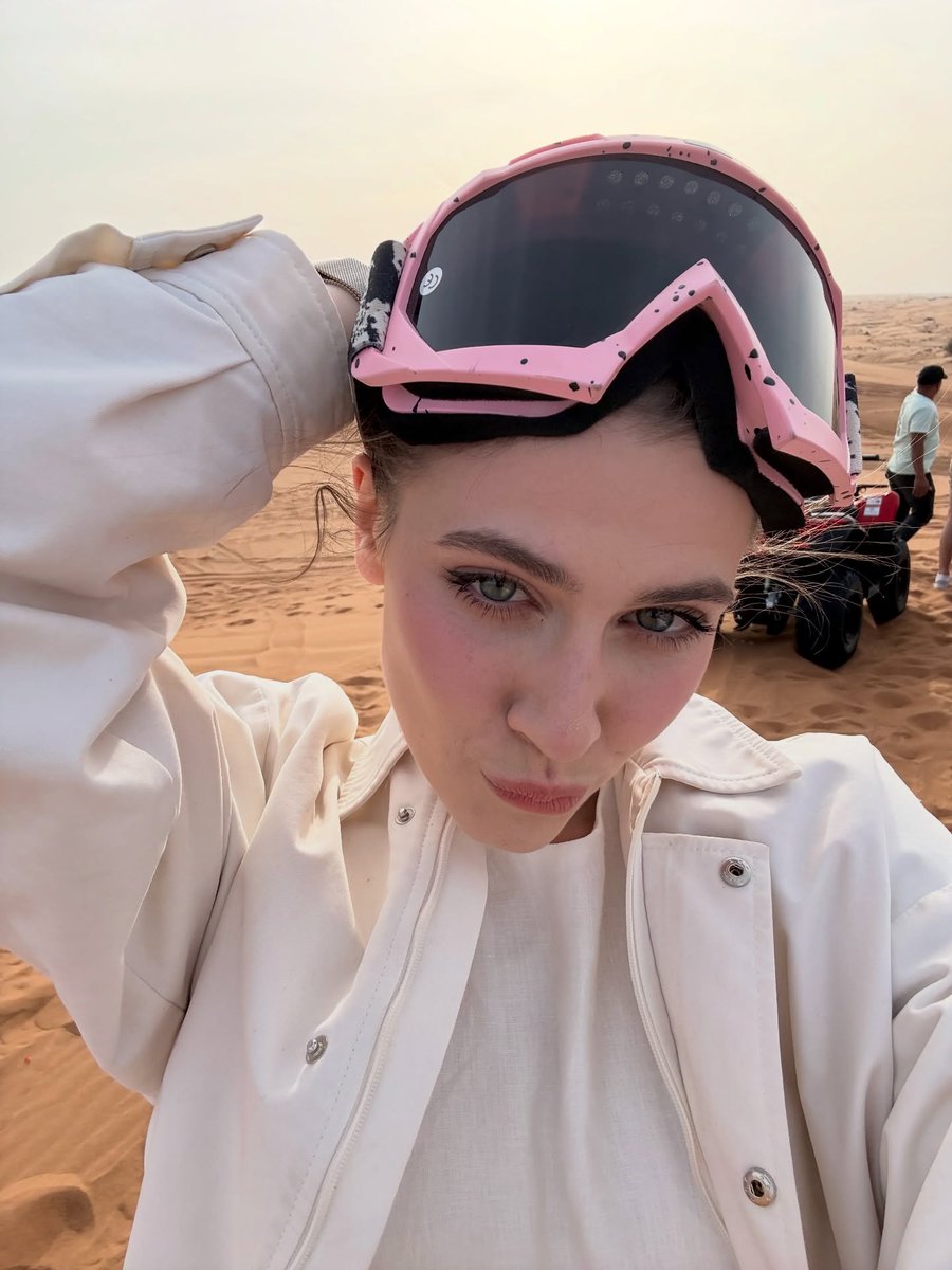 EmilyLGrogan's tweet photo. Pink goggles in the desert, unmatched. #desert #pink https://t.co/pL6ua2WpY0