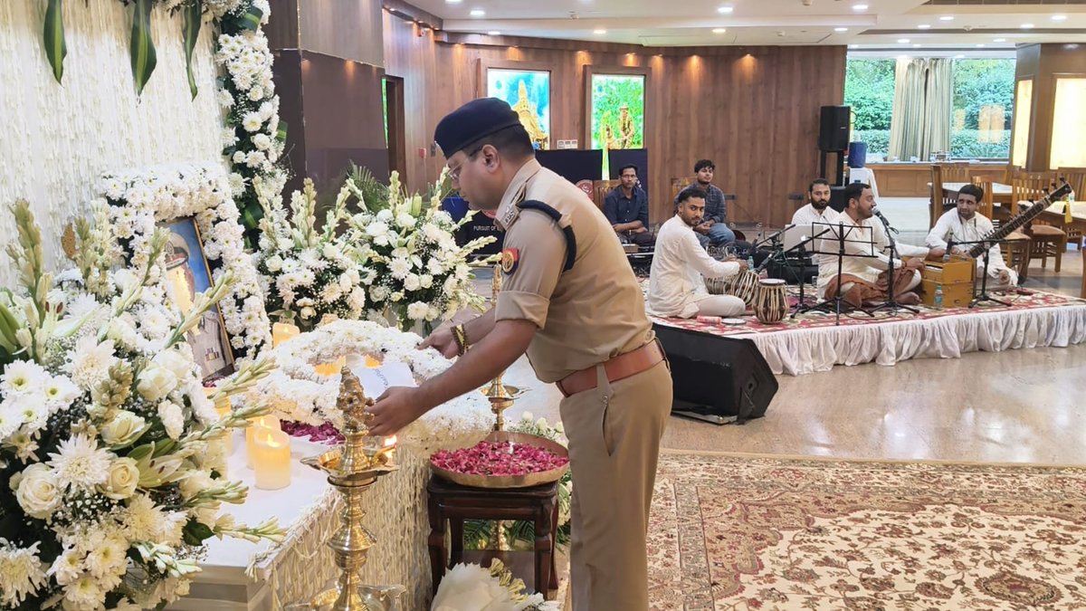 dgpup's tweet photo. 1965 बैच के उत्तर प्रदेश कैडर के IPS अधिकारी डॉ. त्रिनाथ मिश्रा के निधन का समाचार अत्यंत दुःखद है। उत्तर प्रदेश पुलिस में वाराणसी, इलाहाबाद एवं मेरठ के वरिष्ठ पुलिस अधीक्षक तथा ADG पीएसी मुख्यालय सहित विभिन्न महत्वपूर्ण दायित्वों का निर्वहन करते हुए उन्होंने पुलिस सेवा में अपनी विशिष्ट पहचान बनाई। 

अपने दीर्घ एवं गौरवपूर्ण सेवाकाल में उन्होंने मणिपुर के पुलिस महानिदेशक, स्पेशल प्रोटेक्शन ग्रुप (SPG) के निदेशक, सरदार वल्लभभाई पटेल राष्ट्रीय पुलिस अकादमी के निदेशक, CBI निदेशक एवं CRPF के महानिदेशक जैसे महत्वपूर्ण दायित्वों का निर्वहन किया।

उत्तर प्रदेश पुलिस परिवार की ओर से DCP गाजियाबाद श्री धवल जायसवाल ने उनके आवास पर जाकर पुष्पांजलि अर्पित कर दिवंगत अधिकारी को श्रद्धांजलि दी और उनके प्रति सम्मान एवं संवेदना व्यक्त की।

डॉ. त्रिनाथ मिश्रा की कर्तव्यनिष्ठा, नेतृत्व क्षमता, विद्वत्ता और पुलिस सेवा के प्रति समर्पण सदैव स्मरणीय रहेगा। उनका गौरवपूर्ण सेवाकाल और पुलिसिंग के प्रति उनकी प्रतिबद्धता आने वाली पीढ़ियों के लिए प्रेरणास्रोत बनी रहेगी।

उनके निधन से उत्तर प्रदेश पुलिस ने अपने एक अनुभवी, समर्पित एवं गौरवशाली अधिकारी को खो दिया है। यह सम्पूर्ण पुलिस परिवार के लिए अपूरणीय क्षति है।

मैं ईश्वर से दिवंगत आत्मा की शांति तथा शोकाकुल परिजनों को इस अपूरणीय दुःख को सहन करने की शक्ति प्रदान करने की प्रार्थना करता हूँ।

ॐ शांति। 🙏
