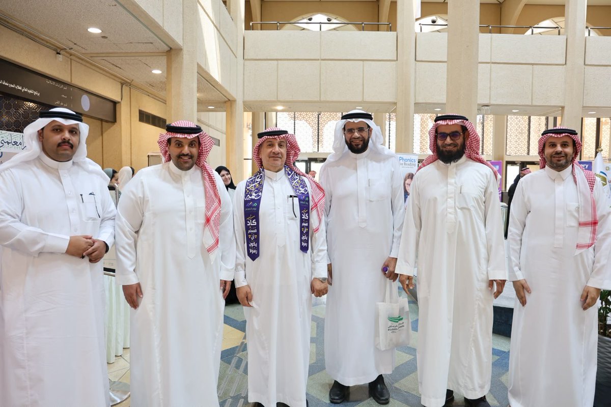 EAD_KSU's tweet photo. يتقدّم المجلس الاستشاري الطلابي بقسم الإدارة التربوية بخالص الشكر والتقدير لأعضائه، تقديرًا لمشاركتهم الفاعلة وجهودهم المتميزة في إنجاح فعالية اليوم العالمي للمعلم.

شكرًا لكل فكرةٍ أبدعتموها، ولكل جهدٍ بذلتموه، ولكل أثرٍ أسهم في أن تظهر الفعالية بالصورة التي تليق بالمعلم ومكانته. نفخر بروح الفريق والتعاون التي جسّدتموها اليوم.

كل الشكر والتقدير:
محمد طه
مشعل الشهري
سارة العتيبي
ابتسام القحطاني
أسيل الراشد
شوق الراشد
يوسف تراوي
خولة الأحمدي
أمل العتيبي

بكم تتكامل الجهود، وبعطائكم يصنع المجلس أثره.

أمين المجلس الاستشاري الطلابي: سلطان الزهراني
نائبة أمين المجلس: مريم الظفيري

قسم الإدارة التربوية – كلية التربية
جامعة الملك سعود