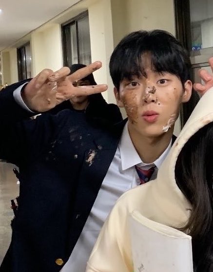 ketpowzi's tweet photo. 나사실 문예찬이랑은 낯가리는데 이사진 최현욱 얼굴은 ㄹㅇ볼빨개짐 https://t.co/cM4f82jDqU