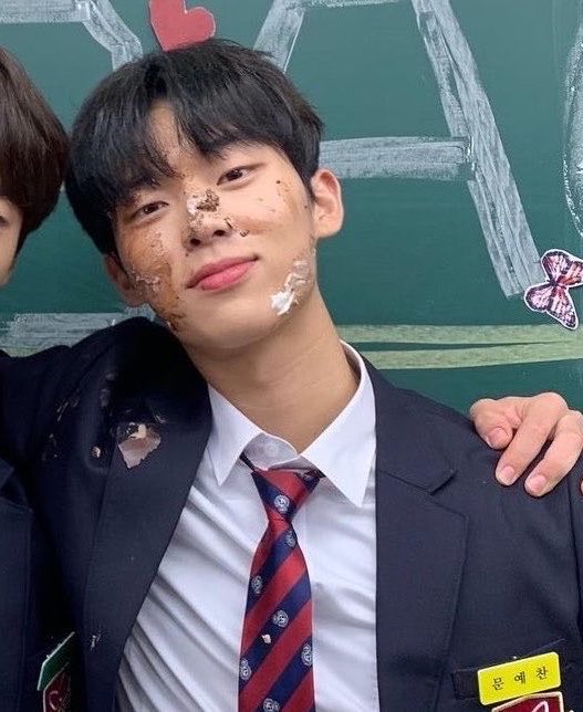 ketpowzi's tweet photo. 나사실 문예찬이랑은 낯가리는데 이사진 최현욱 얼굴은 ㄹㅇ볼빨개짐 https://t.co/cM4f82jDqU