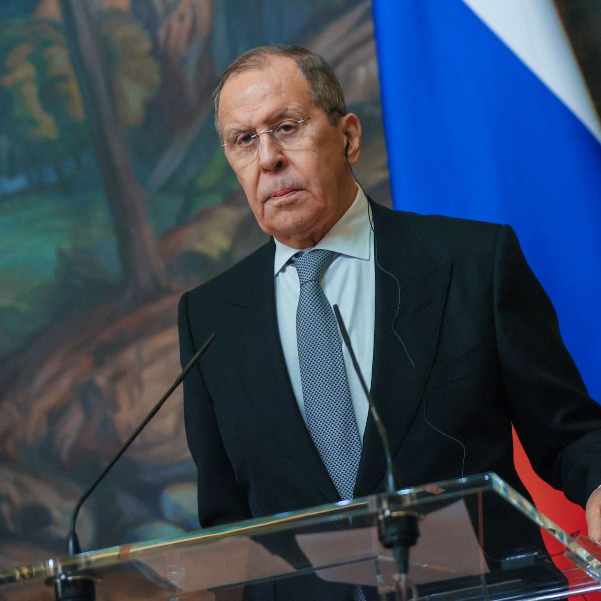 cyprien_ronze's tweet photo. 🇺🇦🇷🇺 ALERTE : « La responsabilité de toute conséquence négative incombe entièrement à ceux qui ignorent cet avertissement. »

Ce n'est pas une menace de groupe armé.
C'est le ministère russe des Affaires étrangères, le 3 octobre, demandant aux diplomates et aux étrangers de quitter Kyiv.

Le même communiqué annonce que « les forces armées de la Fédération de Russie continueront de mener des frappes massives de représailles ».

Et sur le terrain, ça donne ceci : les ponts de Kyiv ciblés depuis quatre jours consécutifs.

1. Kyiv compte six ponts routiers sur le Dniepr. TROIS ont été fermés, totalement ou partiellement, en deux jours.

2. Le pont Nord touché : chaussée endommagée, câbles de trolleybus arrachés, circulation suspendue selon le maire Vitali Klitschko.

3. Deux blessés sur le pont. Au moins six morts dans l'ensemble du pays ce jour-là, dont cinq à Kharkiv, avec plus de quarante blessés.

4. Le 4 octobre, le pont Nord est frappé de nouveau.

Un pont, ce n'est pas une usine d'armement. C'est l'école, le travail, l'hôpital, l'ambulance.

Prévenir les ambassades et pas les habitants, ce n'est pas protéger des civils. C'est éviter un incident diplomatique.

Ça porte un nom : terrorisme d'État.

Des intercepteurs, des transformateurs, du béton. Vite, et MAINTENANT !