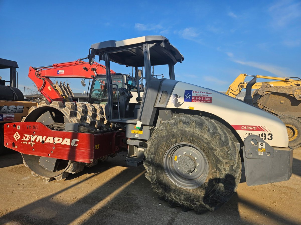HeavyEquipGuy's tweet photo. Compaction is the step nobody brags about and everybody pays for when it's skipped. Our Dynapac padfoot roller is ready for your base, pads, and site work. 817-733-3799 dlvr.​it/TVnFmk #StarTractor #Compaction #HeavyEquipment #SiteWork #DFWConstruction https://t.co/GTxZX92jqZ