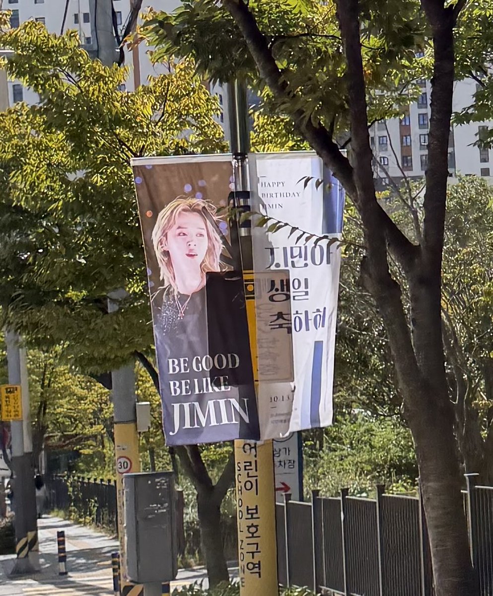JiminLatinoFB's tweet photo. 🥹 51 hermosos carteles ahora decoran las calles de Busan, desde ZM Millenial hasta la estación Motgol.

Me encanta como cada año, aun si Jimin no está ahí 🙂‍↕️🩷 Busan se convierte en un lugar de homenaje para el. Jimin y su familia, siempre serán los hijos predilectos.

WE LOVE YOU JIMIN