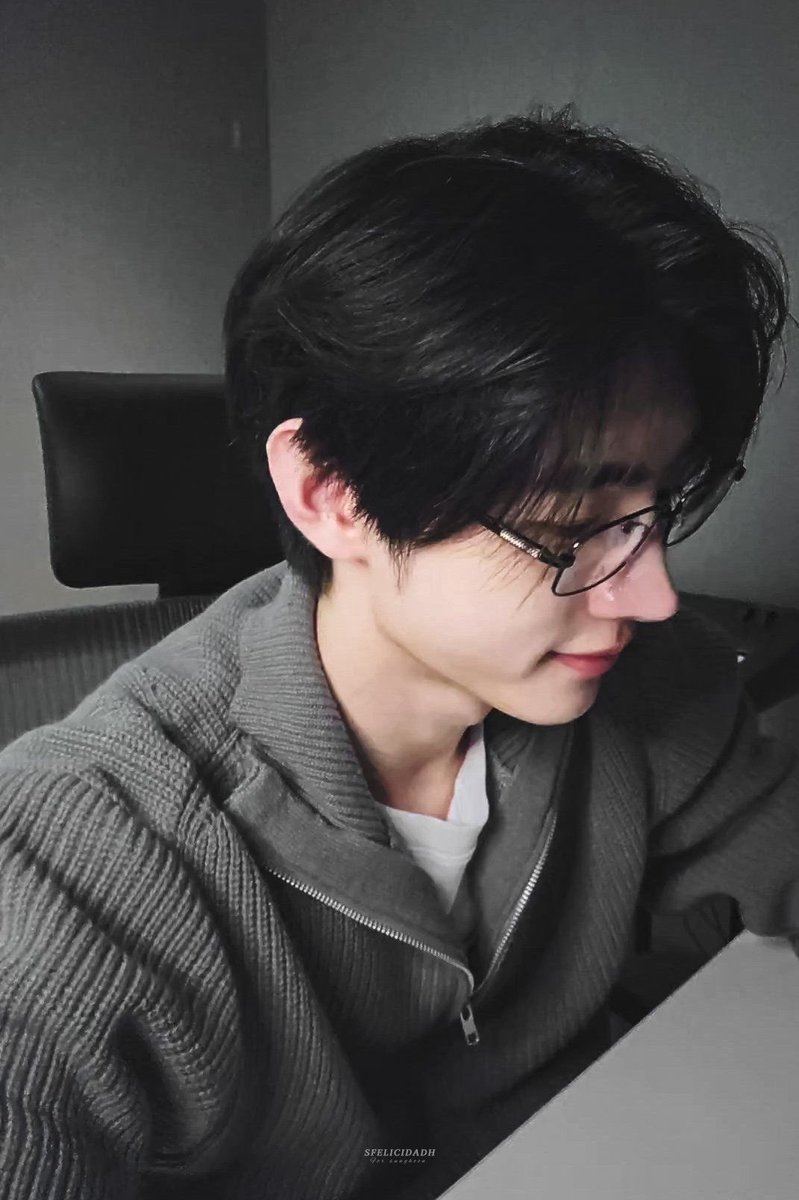 ewnnzx's tweet photo. 안경콤 씨게 오네 https://t.co/PwoCkEHvDs