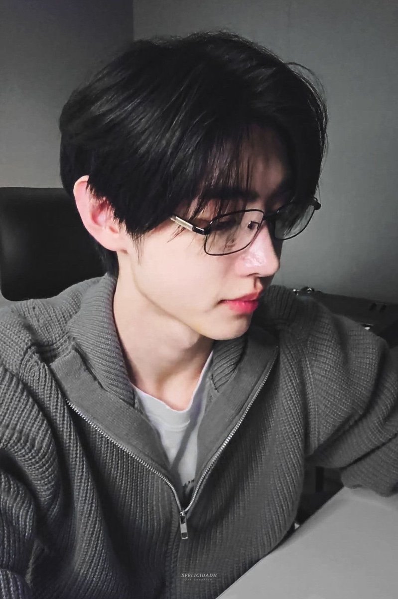ewnnzx's tweet photo. 안경콤 씨게 오네 https://t.co/PwoCkEHvDs