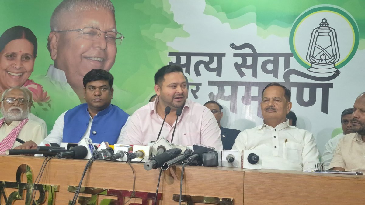 sonofmallah's tweet photo. इंडिया गठबंधन के तत्वावधान में दिल्ली में आयोजित बैठक एवं पटना में आयोजित बैठक में लिए गए निर्णयों के अनुसार प्रजातंत्र की रक्षा एवं तानाशाही शक्तियों को गद्दी से हटाने के लिए निम्नलिखित आंदोलनात्मक कार्यक्रम निर्धारित किए गए हैं।

दिनांक 07.10.2026 को प्रातः 11 बजे बिहार के सभी प्रखंडों में इंडिया गठबंधन के घटक दलों द्वारा संयुक्त रूप से प्रदर्शन एवं श्री नरेंद्र मोदी, श्री अमित शाह और श्री ज्ञानेश कुमार का पुतला दहन किया जाएगा।

दिनांक 08.10.2026 को प्रातः 11 बजे बिहार के सभी जिलों में इंडिया गठबंधन के घटक दलों द्वारा संयुक्त रूप से प्रदर्शन एवं श्री नरेंद्र मोदी, श्री अमित शाह और श्री ज्ञानेश कुमार का पुतला दहन किया जाएगा।

दिनांक 08.10.2026 को प्रातः 11 बजे पटना में इंडिया गठबंधन के घटक दलों के सभी महत्वपूर्ण नेता, सभी विधायक, पूर्व विधायक एवं सभी प्रदेश पदाधिकारी शहीद स्मारक, पटना से राजभवन तक "ज्ञानेश भगाओ, लोकतंत्र बचाओ मार्च" में शामिल होंगे। मार्च के उपरांत महामहिम राज्यपाल को ज्ञापन सौंपा जाएगा।