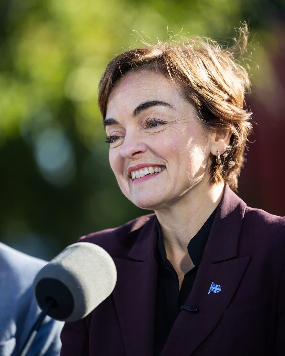CFrechette's tweet photo. Aujourd’hui, je vous invite à voter pour la Coalition.

Un vote pour défendre notre identité, protéger notre économie et répondre à vos priorités, sans nous séparer du Canada.

La Coalition, c’est la 3e voie : une voie nationaliste et économique.

✅ Nationaliste, parce qu’on défend notre langue française, notre culture, notre laïcité et nos valeurs.

✅ Économique, parce qu’on veut renforcer notre autonomie et notre prospérité dans un contexte économique difficile.

Depuis 39 jours, je me lève chaque matin avec un seul objectif : vous aider.

J’ai rencontré des familles, des aînés, des travailleurs, des entrepreneurs et des agriculteurs partout au Québec. J’ai entendu leurs priorités et j’ai présenté des engagements concrets pour y répondre.

Aujourd’hui, d’autres vous demandent un mandat pour préparer la séparation.

Moi, je vous demande un mandat pour améliorer votre quotidien et préparer l’avenir de nos enfants. 

Je veux poursuivre le travail entamé depuis mon arrivée en avril. Et je veux le faire avec vous.

Aujourd'hui et demain, avançons ensemble.

- Christine 🩵
