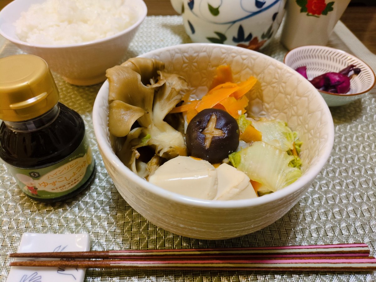 ydyuannex's tweet photo. ハインリヒのゆずこしょう���🍊
フォロワーさんたちから教えてもらった美味しい食べ方を試していきます💡

[Day1 お鍋]
スタンダードな味を知るにはまずこれ！出汁に対して遠慮気味な配分なこともあるけど、思ったよりマイルドなポン酢っぽくて美味しい！普通にお鍋だけで今シーズン使い切れそう。 https://t.co/MQ8zV3NC8J