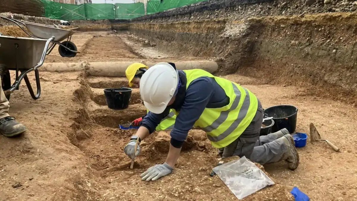 ElCiceroneSVQ's tweet photo. Las obras del Metro han sacado a la luz más de 200 cuerpos enterrados en Sevilla entre los siglos XI y XIII.
Pero lo más sorprendente no es la cifra.
Los arqueólogos han encontrado indicios de una alquería andalusí: una comunidad rural que vivió aquí cuando Sevilla era otra ciudad.
Bajo las calles que pisamos no existe otra Sevilla,  existen varias Sevillas.