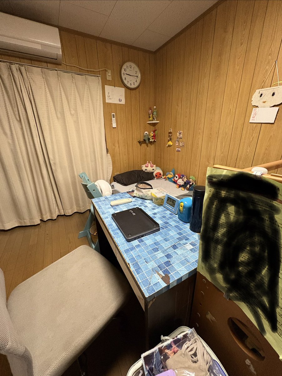 torio12333's tweet photo. @kohard_tubuyaki きちゃないけど見せる、ベッドに飾るマリオ人形を毎日変えて飾る！ちなみに時計の横の紙は幼稚園の時に書いたガスターとトリエルとフリスクですw https://t.co/yIgrc53YQM