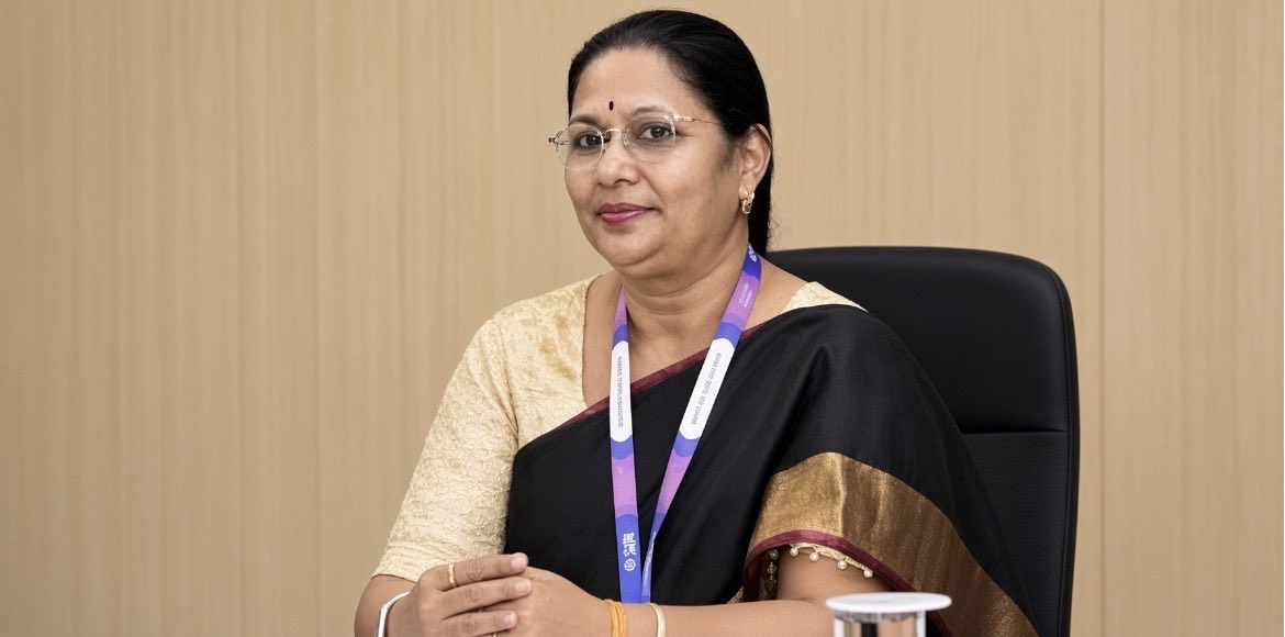 CapitalLens_'s tweet photo. She is Pratiksha Tondwalkar.

Born into a poor family in a small village near Pune.

Got Widowed at 20 with an 8-month-old son.

She had studied only till Class 7.

She joined SBI as a sweeper for ₹60–65/month.

While working, she studied at night.

She cleared Class 10.
Then Class 12.
Then graduated in Psychology.

She kept clearing SBI's internal exams and kept getting promoted.

Sweeper → Messenger → Clerk → Trainee Officer → AGM.

After 37 years, she became an AGM at the same bank where she once cleaned floors.

From ₹65/month to AGM 🔥