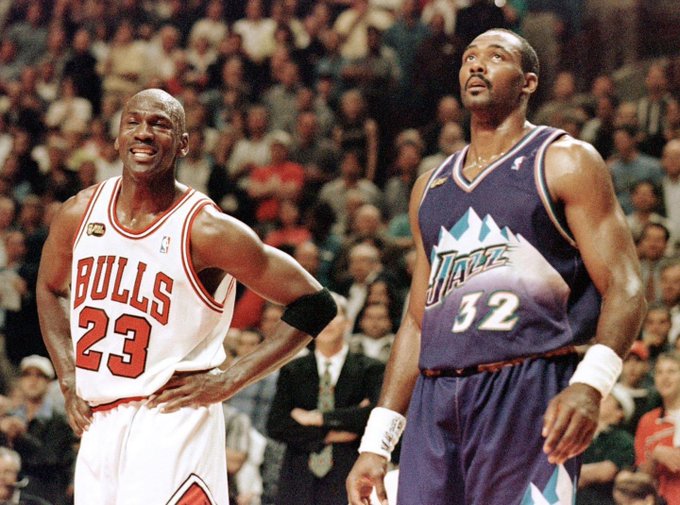_NBAESP_'s tweet photo. Karl Malone sobre Michael Jordan:

"Durante toda mi carrera activa y lo que tengo retirado, jamas he visto un jugador más consistente en playoffs, que Michael Jordan".

"En vez de bajar,  en cada playoffs y en cada final, subía más su nivel y mentalidad, siempre lo notaba relajado, nada le perturbaba en ese momento, siempre estaba tranquilo enfocado en el juego".

"Creo la verdadera arma peligrosa que poseía Jordan, era su mentalidad".