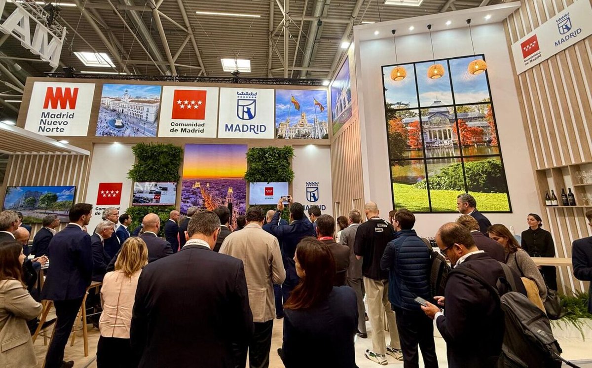 MADRID's tweet photo. 🏘️ Llevamos el modelo de vivienda de #Madrid a la feria EXPO REAL: ‘Una puerta para cada etapa de la vida’

El delegado @AlvaroGLopez ha asegurado que Madrid tiene ahora capacidad para desarrollar 220.000 nuevas viviendas 

👉 https://t.co/5xC2NMZgcF https://t.co/lMdPX5Jq0W