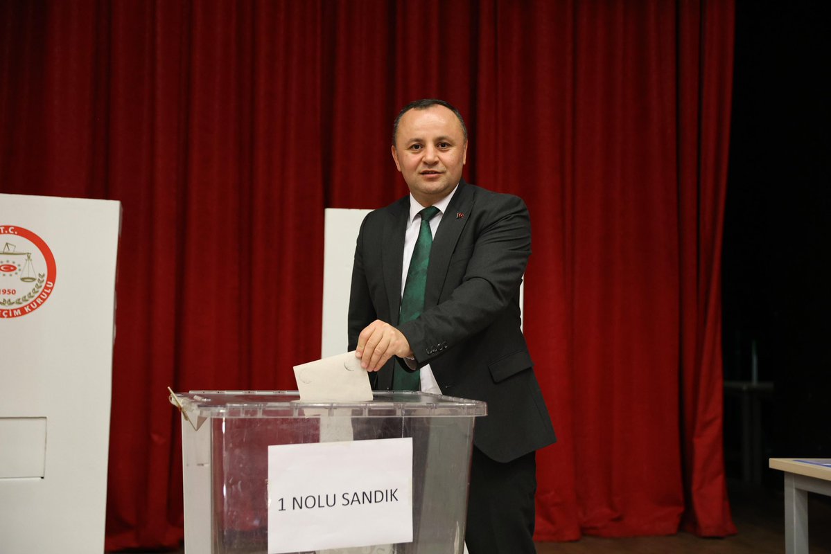 TurgaySevindi's tweet photo. Yeni Parti İlçe Kongremizde üyelerimizin iradesiyle Mehmet Önder İlçe Başkanımız seçildi.
Kendisini kutluyor, yeni görevinde başarılar diliyorum.
Kongremiz bir kez daha gösterdi ki bizim gücümüz, üyelerimizin iradesinden ve birlikte durabilme kararlılığımızdan geliyor.
Önümüze çıkarılan her engele, getirilen her kısıtlamaya rağmen yolumuzdan dönmeyeceğiz. Birlikte yürüyecek, birlikte büyüyecek ve iktidar yürüyüşümüzü hep birlikte sürdüreceğiz.
İrademiz ortak, yolumuz ortak, hedefimiz ortak.
Şimdi daha güçlü, daha kararlı bir şekilde yürüme zamanı.