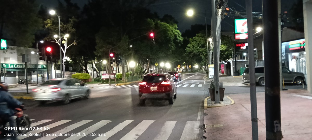 TORRESROBLES1's tweet photo. Es difícil q existan semáforos y ñlos vehículos se los ñasenu bicados en Miramontes esq. Rt  51 y 50 se pasen el alto sin precaución poniendo en riesgo a peatones d la Avante ni una pastilla urgen @SSC_CDMX @VigimoviCDMX @CoyoacanVial @UCS_GCDMX @OVIALCDMX  @telediario es 24 hrs https://t.co/ZToVOMSWaL