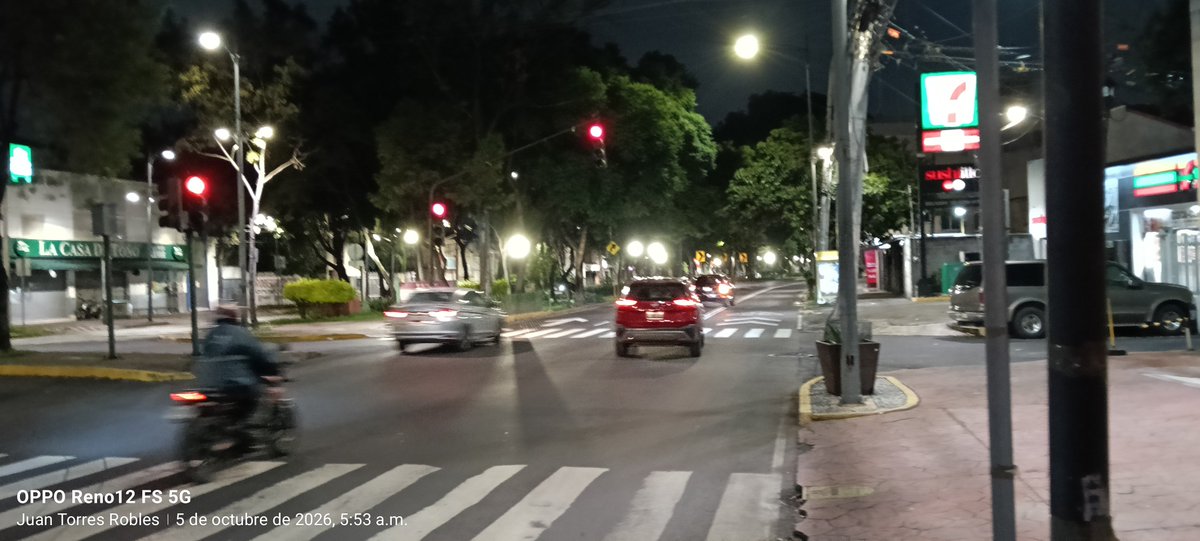TORRESROBLES1's tweet photo. Es difícil q existan semáforos y ñlos vehículos se los ñasenu bicados en Miramontes esq. Rt  51 y 50 se pasen el alto sin precaución poniendo en riesgo a peatones d la Avante ni una pastilla urgen @SSC_CDMX @VigimoviCDMX @CoyoacanVial @UCS_GCDMX @OVIALCDMX  @telediario es 24 hrs https://t.co/ZToVOMSWaL