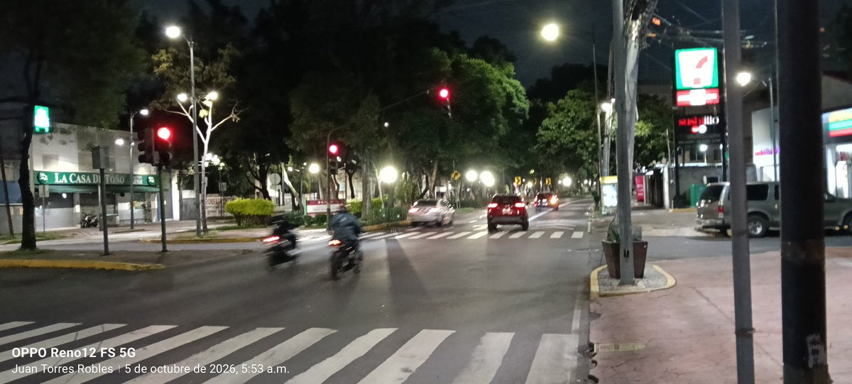 TORRESROBLES1's tweet photo. Es difícil q existan semáforos y ñlos vehículos se los ñasenu bicados en Miramontes esq. Rt  51 y 50 se pasen el alto sin precaución poniendo en riesgo a peatones d la Avante ni una pastilla urgen @SSC_CDMX @VigimoviCDMX @CoyoacanVial @UCS_GCDMX @OVIALCDMX  @telediario es 24 hrs https://t.co/ZToVOMSWaL