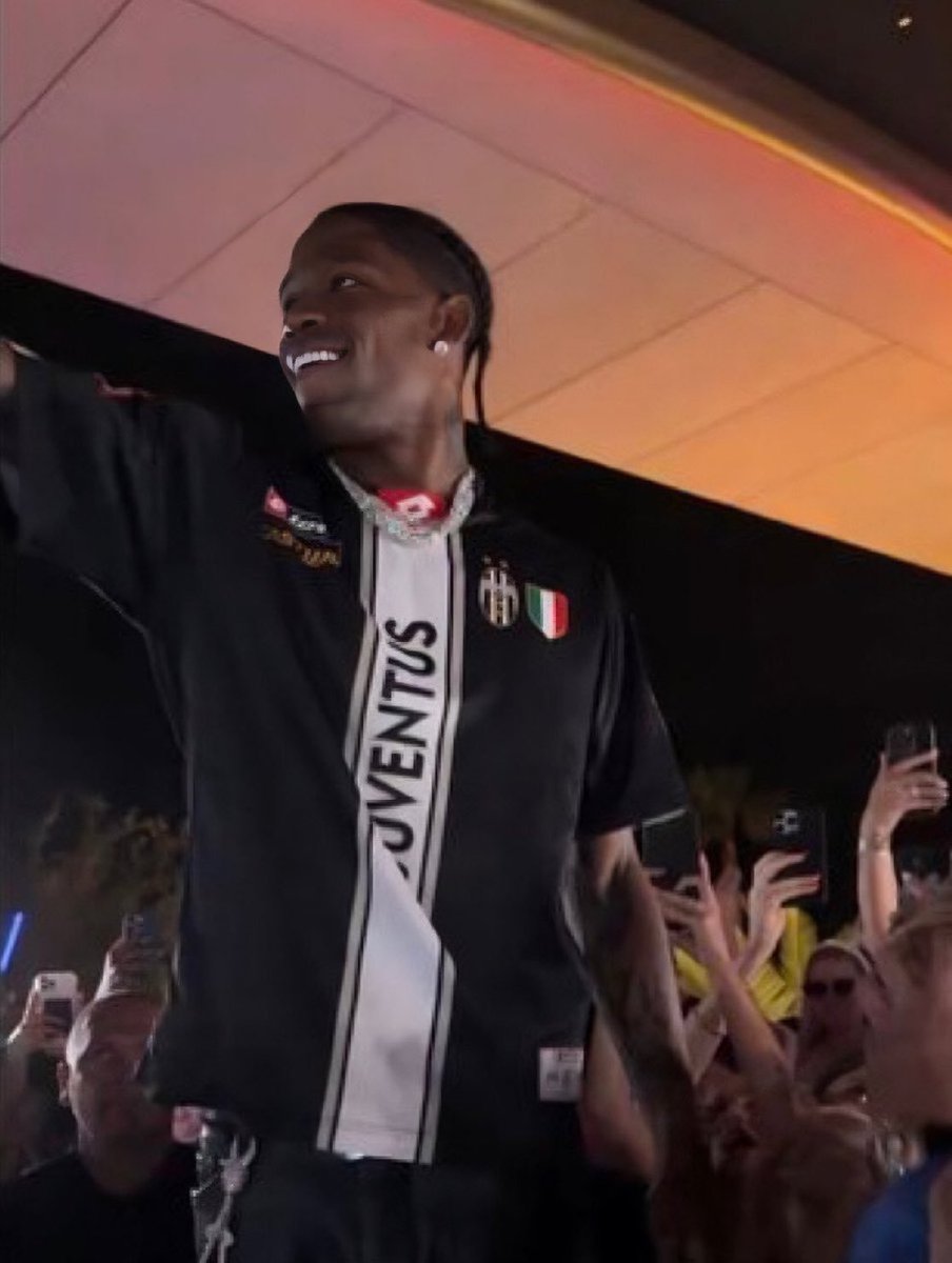 theFJEN's tweet photo. 🔙 Travis Scott dripping in Juventus 2.0. 🇺🇸🥶 https://t.co/bpEDvXNM90