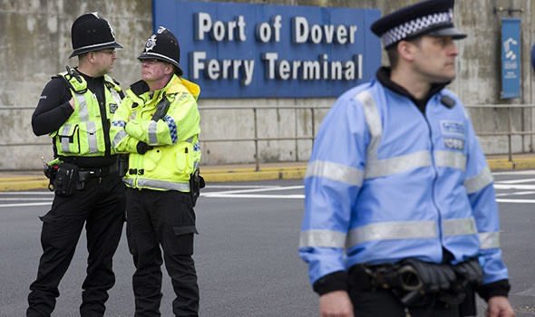 benonwine's tweet photo. Apparently some of the police officers 
said to the Patriots yesterday at Dover that they are appalled and disgusted at what the government is doing.

Yea sorry that’s good enough if you cared that much about what they are doing you wouldn’t facilitate this invasion.🤷‍♂️

Thoughts? https://t.co/i5Kcq0OXjz