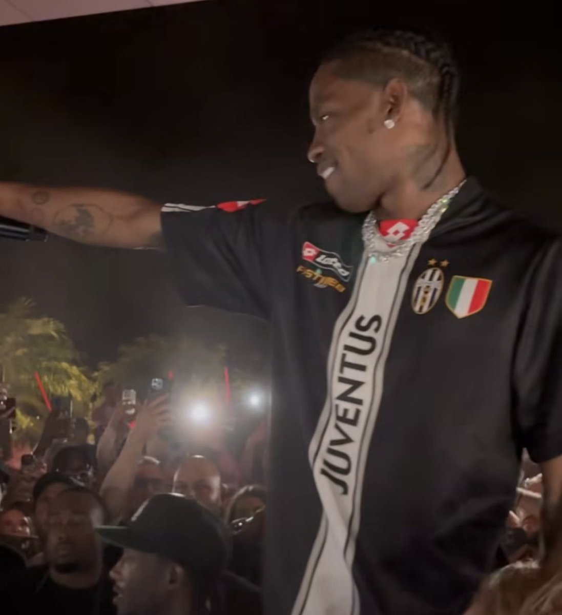theFJEN's tweet photo. 🔙 Travis Scott dripping in Juventus 2.0. 🇺🇸🥶 https://t.co/bpEDvXNM90