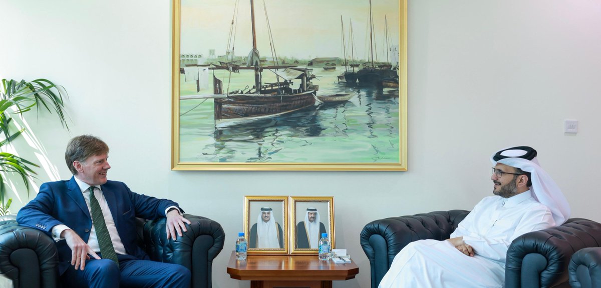 MofaQatar_AR's tweet photo. مستشار رئيس مجلس الوزراء المتحدث الرسمي لوزارة الخارجية @majedalansari يجتمع مع رئيس المكتب البريطاني لشؤون السودان ومبعوث المملكة المتحدة الخاص إلى السودان

الدوحة | 05 أكتوبر 2026

اجتمع الدكتور ماجد بن محمد الأنصاري، مستشار رئيس مجلس الوزراء المتحدث الرسمي لوزارة الخارجية، اليوم في الدوحة، مع سعادة السيد ريتشارد كراودر، رئيس المكتب البريطاني لشؤون السودان ومبعوث المملكة المتحدة الخاص إلى السودان.

جرى خلال الاجتماع، استعراض علاقات التعاون بين البلدين وسبل دعمها وتعزيزها، ومناقشة آخر التطورات الإقليمية والدولية، لاسيم�� في السودان، بالإضافة إلى عدد من الموضوعات ذات الاهتمام المشترك.

#الخارجية_القطرية