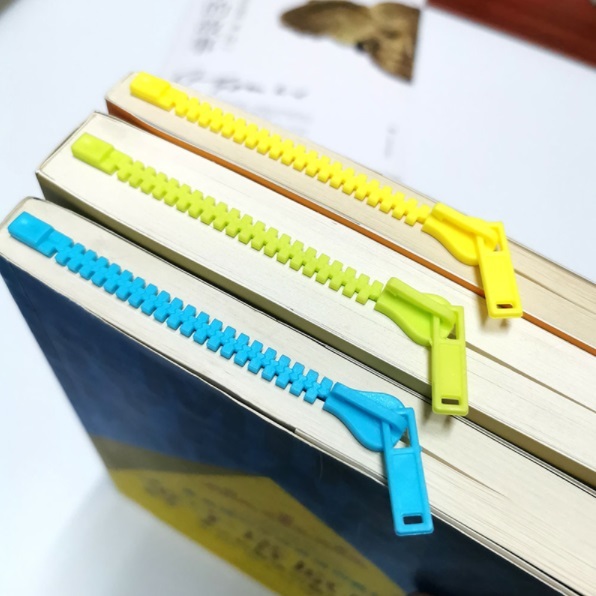 fuwa_shop's tweet photo. 本にジッパーがついているようにみえる栞がかわいい…（詳細はスレッドへ📚） https://t.co/9JZSCTdtyF