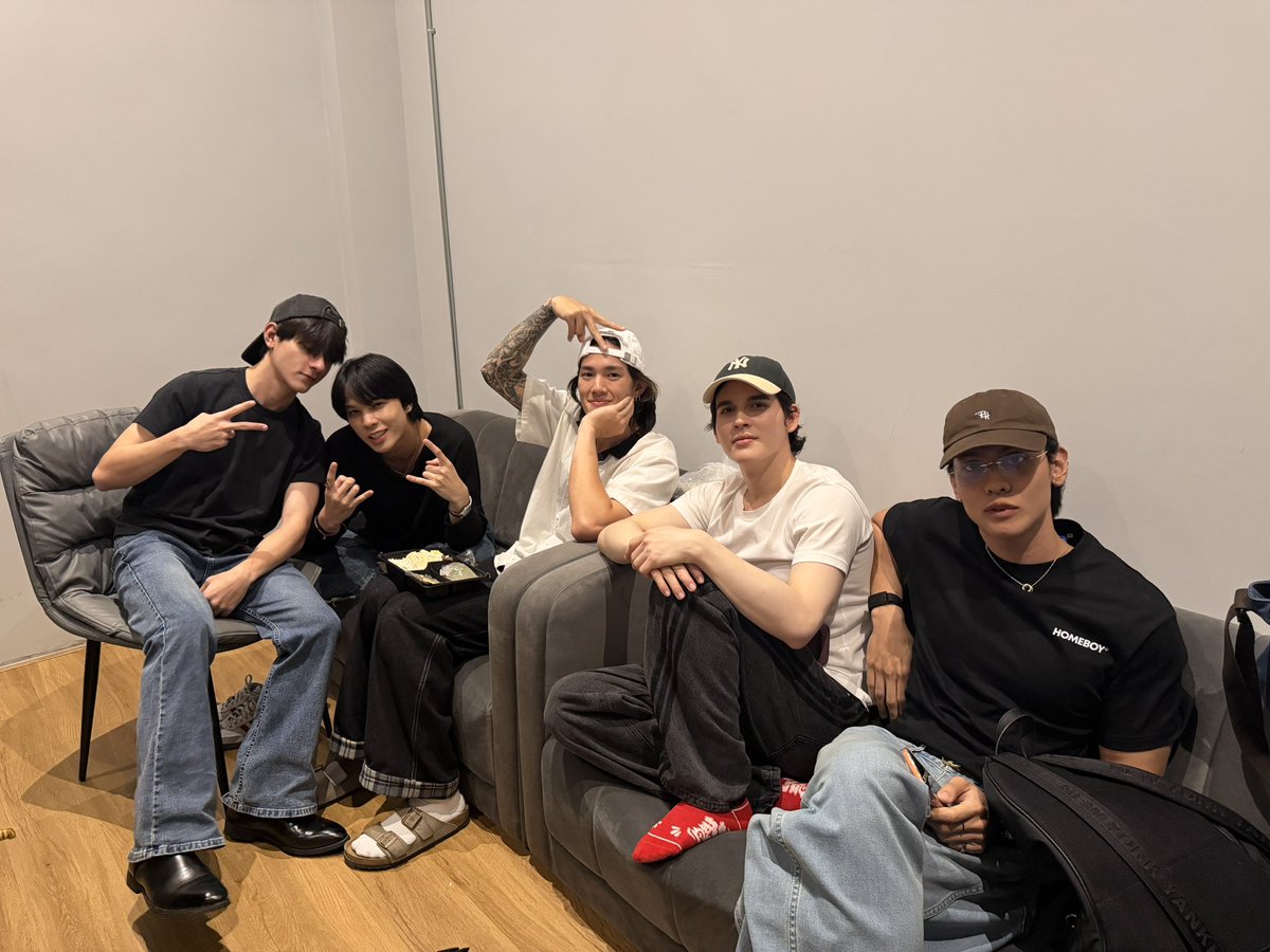 isskwan26's tweet photo. 🤙🏻🤙🏻 the gang https://t.co/IDafdyFkHg