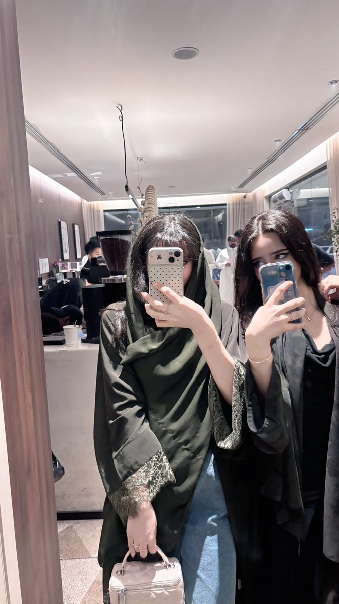 Lnuwlw's tweet photo. Looove u @7bvux 👩🏼‍❤️‍💋‍👩🏼👅 https://t.co/FNxe3FY4an