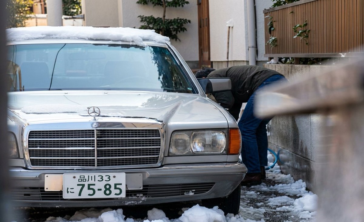 TurboV30's tweet photo. １９８４年は東京で大雪続きだったらしいので、ロス疑惑三浦和義が雪かきしてる画像を確認しました笑 https://t.co/mPnsSYdT2Q