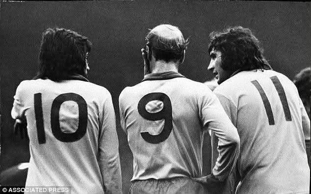 UnitedResale_'s tweet photo. 🔥 The United Trinity. 1972.

One photo. Three legends.

🔟 Denis Law

9️⃣ Bobby Charlton

1️⃣1️⃣ George Best

Backs turned, history written.

The greatest front line Old Trafford has ever seen. https://t.co/4BmZEo7l9l