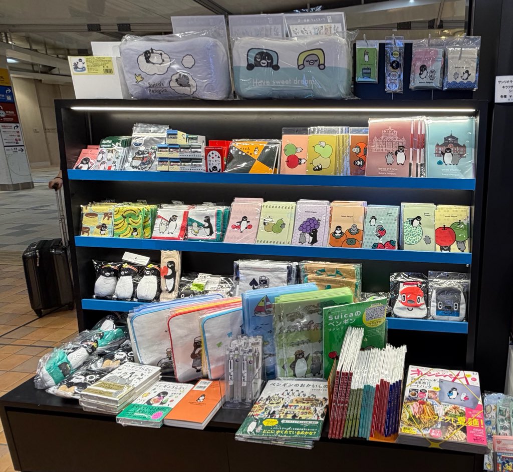 chorocat's tweet photo. 品川駅の本屋さん、Suicaペンギンのグッズの棚が復活してた！ https://t.co/LknvwcpDzV