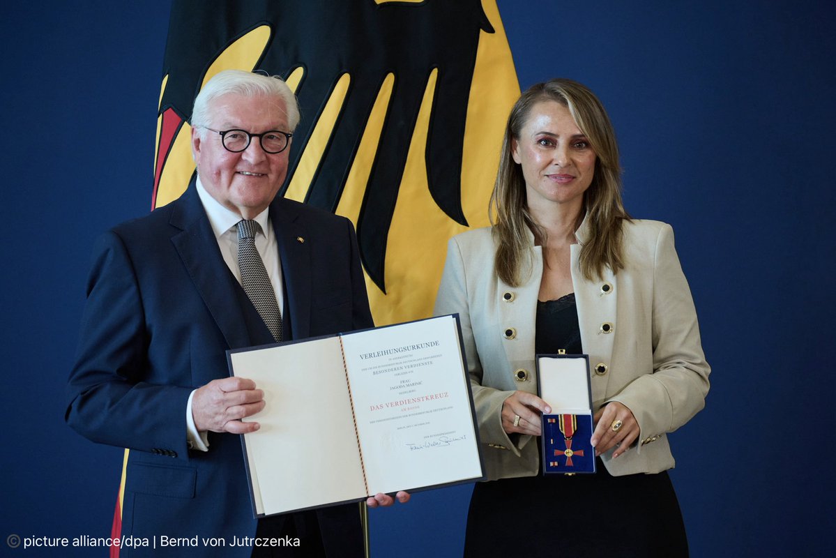 Savezni predsjednik Steinmeier drži povelju, a Jagoda Marinić Orden za zasluge. ©️picture alliance/dpa | Bernd von Jutrczenka
