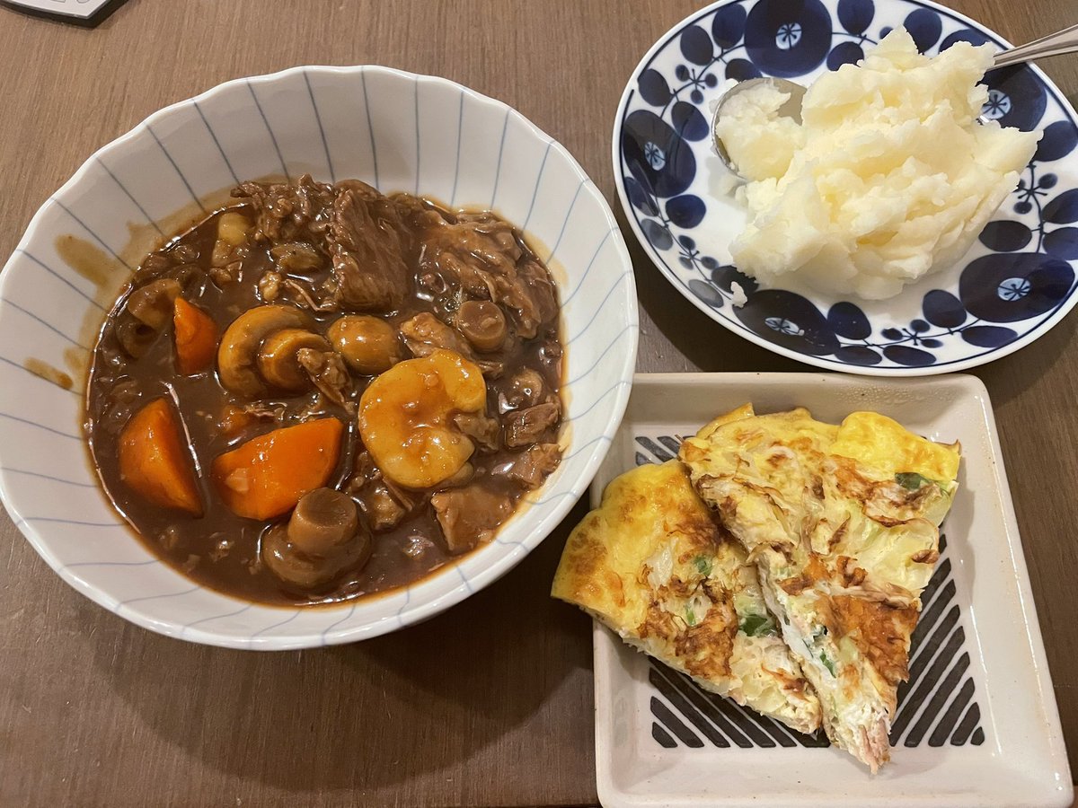 iDiOSLAB_D41's tweet photo. 先日大量にいただいたジャガイモを見た母が、「ジャガイモはこうじゃ！」と、ビーフシチューセットにしてくれてマジで美味かったです。
なお下のキッシュは出来損ないのお好み焼きみたいでイマイチでした。 https://t.co/IinI1fWuTX