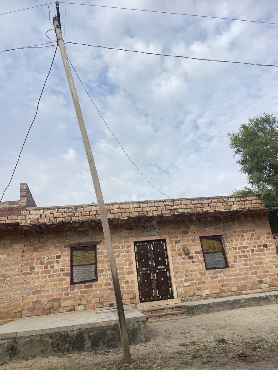 sumersajara92's tweet photo. @JanSamadhaan गांव नया सजाड़ा तहसील लूणी,जोधपुर में जाटो के बास गली में एक विद्युत पोल झुका हुआ और जर्ज़र हालत में है शिकायत किए हुए 20 दिन हो चुके हैं पर कोई समाधान नहीं स्थानीय घरों आवागमन करने वाले लोगों के लिए यह गंभीर सुरक्षा जोखिम बना हुआ है कृपया संज्ञान लें @ccc_jdvvnl https://t.co/iPHsLH1wdA