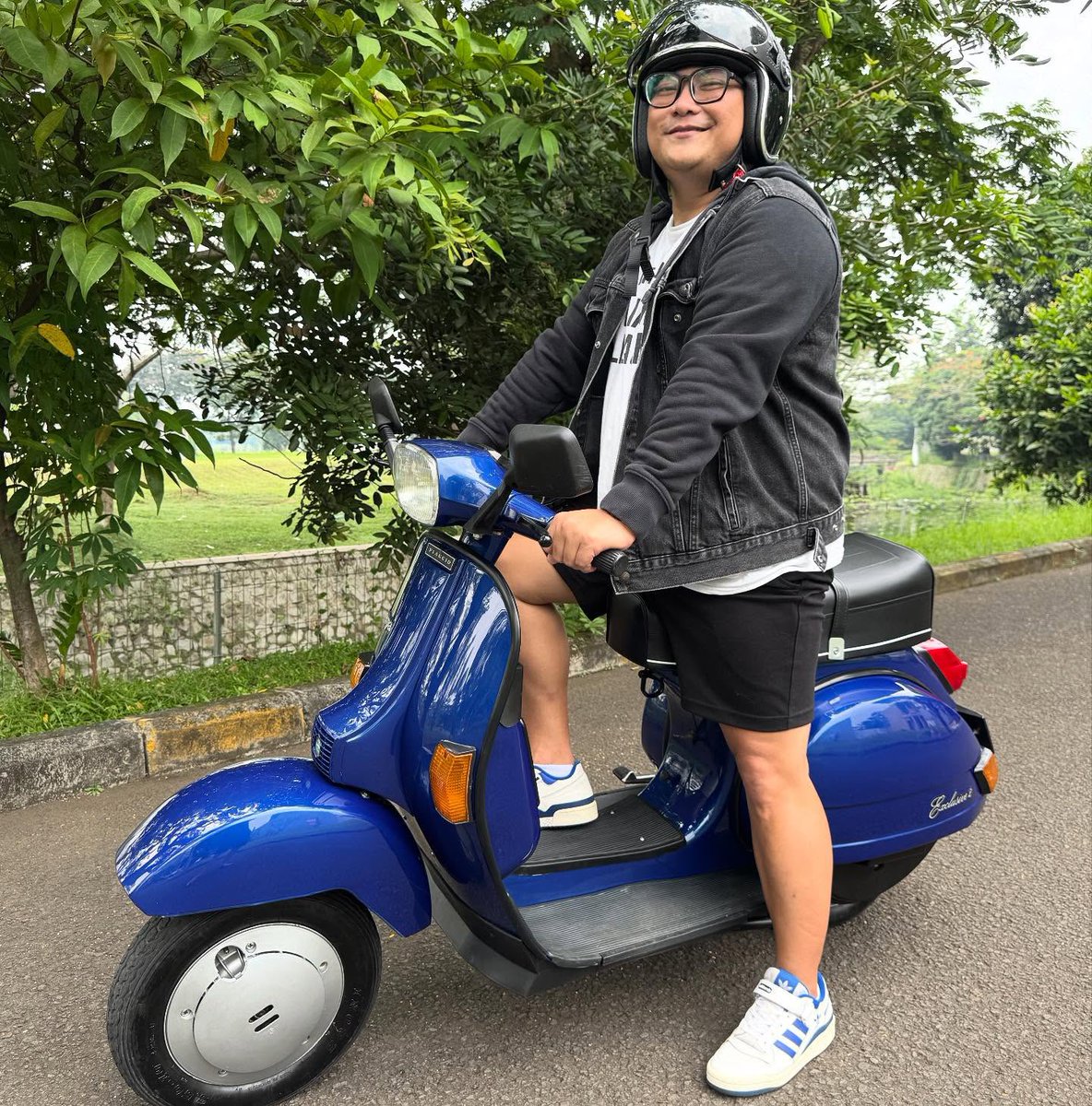 splABAH's tweet photo. @TUKANGxGALON halo warga, kenalin aku abah dibalik emot🎤 ntar aku yang ngatur jadwal kegiatan kalian sbg agen/depot. salim dulu sama abah🤝 https://t.co/GPqzkiwbOL