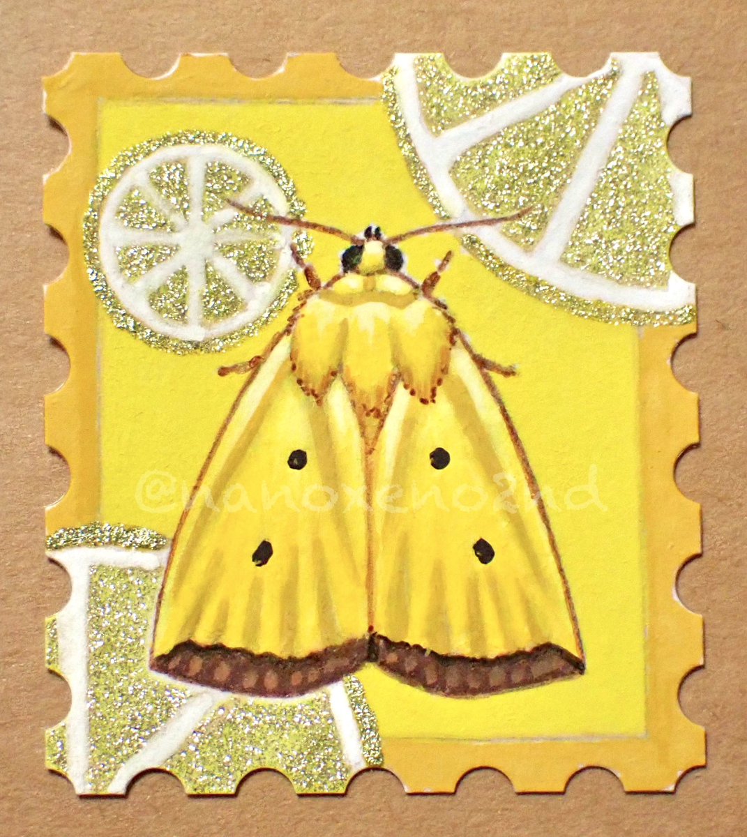 nanoxeno2nd's tweet photo. black-bordered lemon moth🍋
と呼ばれる、海外のMarimatha nigrofimbriaというモスさんを切手風シールに描きました🖌️✨
#レモンの日 https://t.co/bWuT5iqOxG