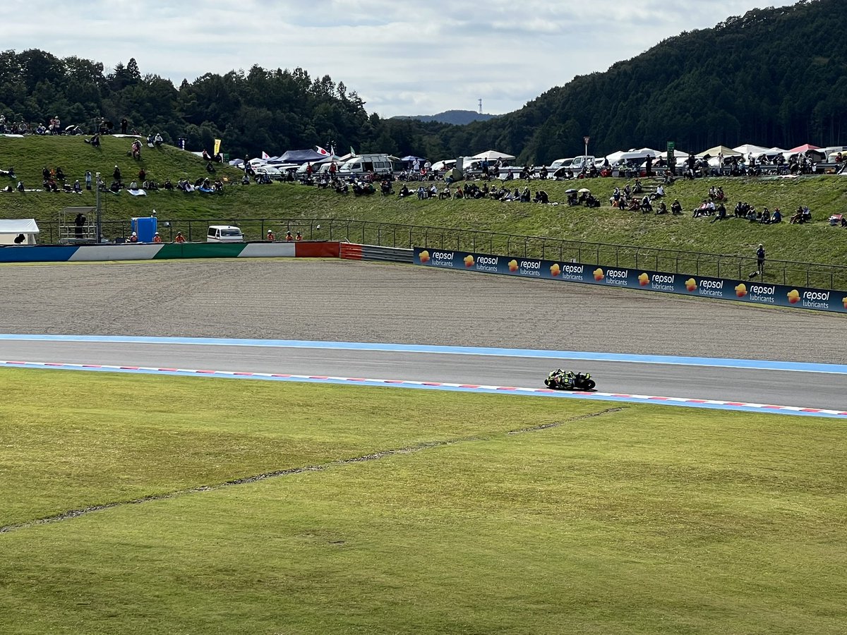 VR_Sprinta's tweet photo. 最後の1000ccサウンドを聞きに、2024年以来、2回目のMotoGP日本GP行ってきました！
行こうかなと思い始めたのがレース1週間前で、確定したのはレースウィークの水曜日なので、急遽行くことになりました！

個人的にはF1より人の数が少なくてめちゃくちゃ見やすく感じますね

やっぱり音が良い👍 https://t.co/ODWQz7Ew0v