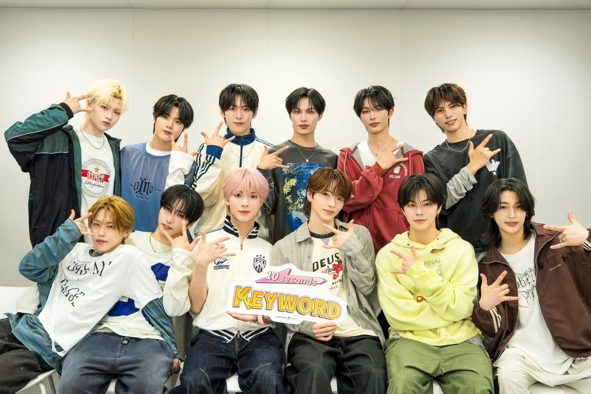 KO1KEYZofficial's tweet photo. [📢]

全国のファミリーマートで展開中のファミマTVオリジナル番組「10セカンズキーワード」に #KO1KEYZ が登場します🤟

本日より、週替わりで放映されますのでぜひ店舗にてご覧ください！

Vol.1：10/6(火)〜10/12(月)
Vol.2：10/13(火)〜10/19(月)
Vol.3：10/20(火)〜10/26(月)
Vol.4：10/27(火)〜11/2(月)

※放映内容・放映期間・放映時間は予告なく変更される場合がございます。
※地域によって配信していない場合がございます。
※ファミマTV設置店舗に限ります。

ファミマTV設置店舗はこちら
🔗 https://t.co/IzAun1tMkt

ファミマTV番組情報はこちら
🔗 https://t.co/VdzRO5yEu5

#コイキーズ #코이키즈