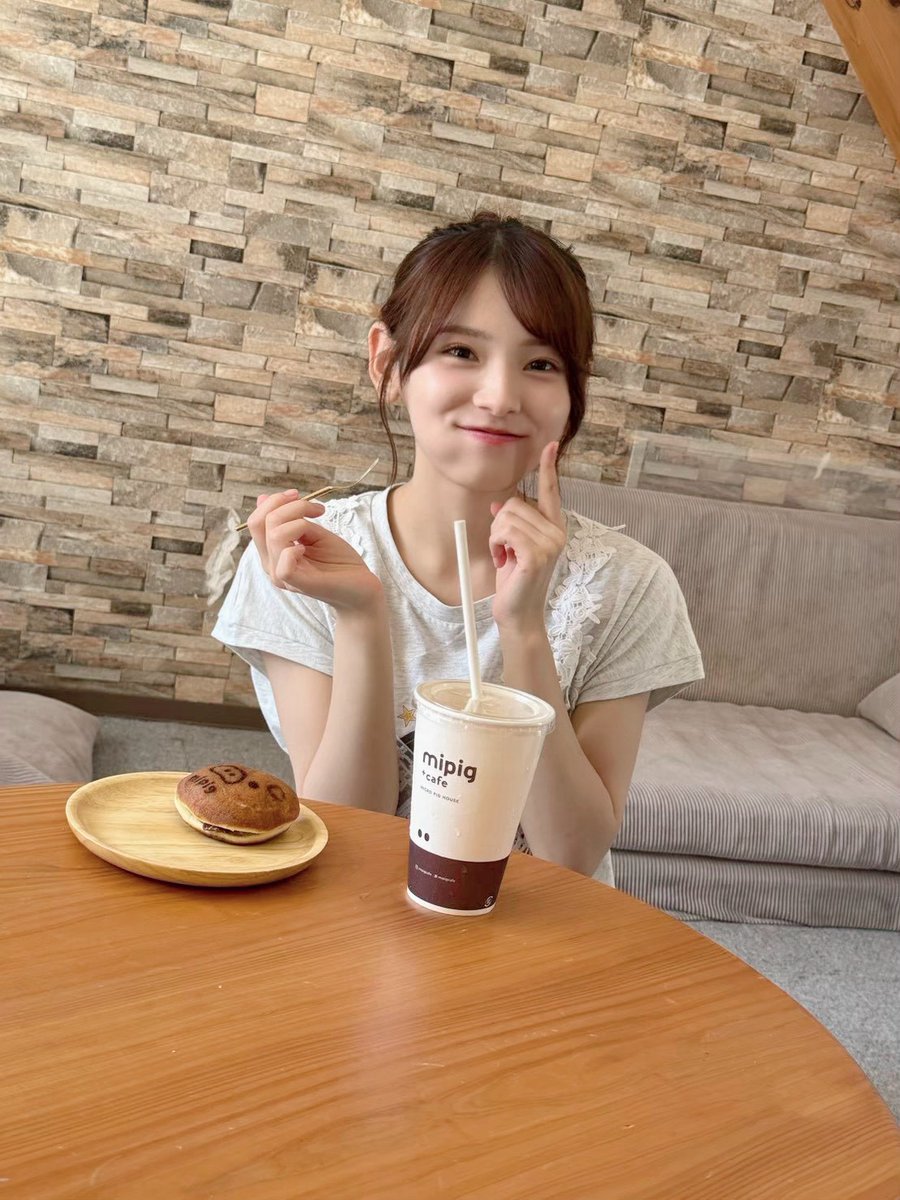 wani_UTB's tweet photo. うるみん、誕生日おめでとうございます🎉
ということで、発売中のアップトゥボーイから、オフショットをお届け🐽
うるみん、ぶたさんとの交流をめちゃくちゃ楽しんでいましたよ🌻未見の方はぜひVol.367をチェックお願いします🙇

#森平麗心 #乃木坂46 
#森平麗心生誕祭 https://t.co/JahJKDFZM5