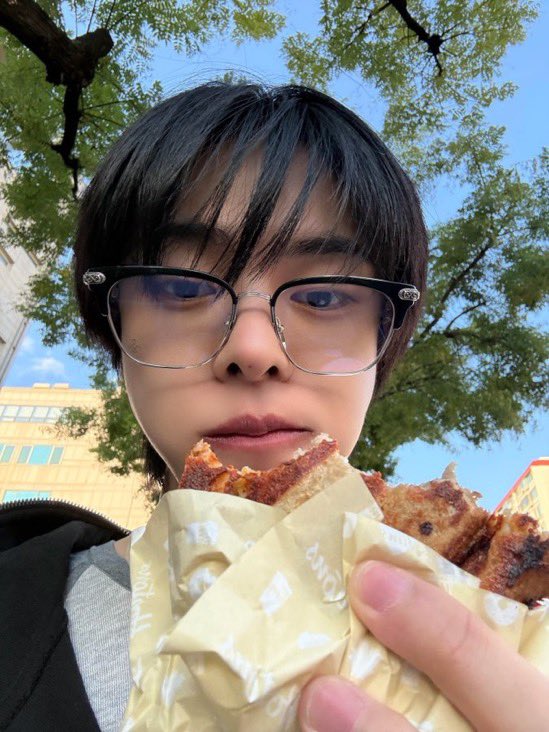 AngelAwon_0508's tweet photo. Ayooo? Leo went to Tim Horton’s? Compared to here in Canada, Korea’s looks prettier and has better items. I mean bingsu iced capps and maple bacon bagels? I need to add this place to my bucket list! 😫👍🏼☕️🍁🇨🇦
#ALD1 #LEELEO #TimHortonsKorea https://t.co/MoY4WfOH6s