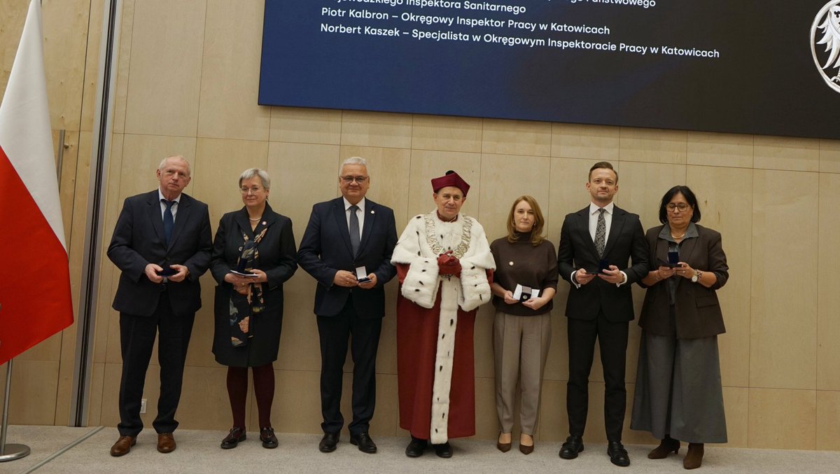 oip_katowice's tweet photo. 🏅 @Piotr_Kalbron, Okręgowy Inspektor Pracy w Katowicach, został uhonorowany Odznaką „Zasłużony dla Śląskiego Uniwersytetu Medycznego” podczas 78. Inauguracji Roku Akademickiego.
Więcej: https://t.co/NABlz5y3li
#PIPKatowice #SUM https://t.co/3mEJU9uRVG