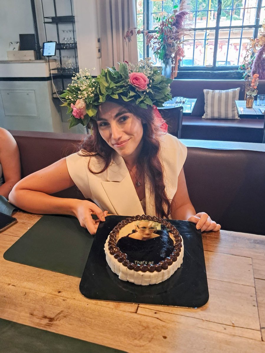 aboutsuspiria's tweet photo. Le mie ultime (credo) torte di laurea https://t.co/KRKvcQtAUr