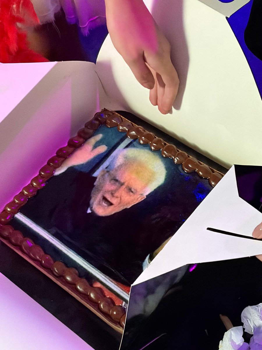 aboutsuspiria's tweet photo. Le mie ultime (credo) torte di laurea https://t.co/KRKvcQtAUr