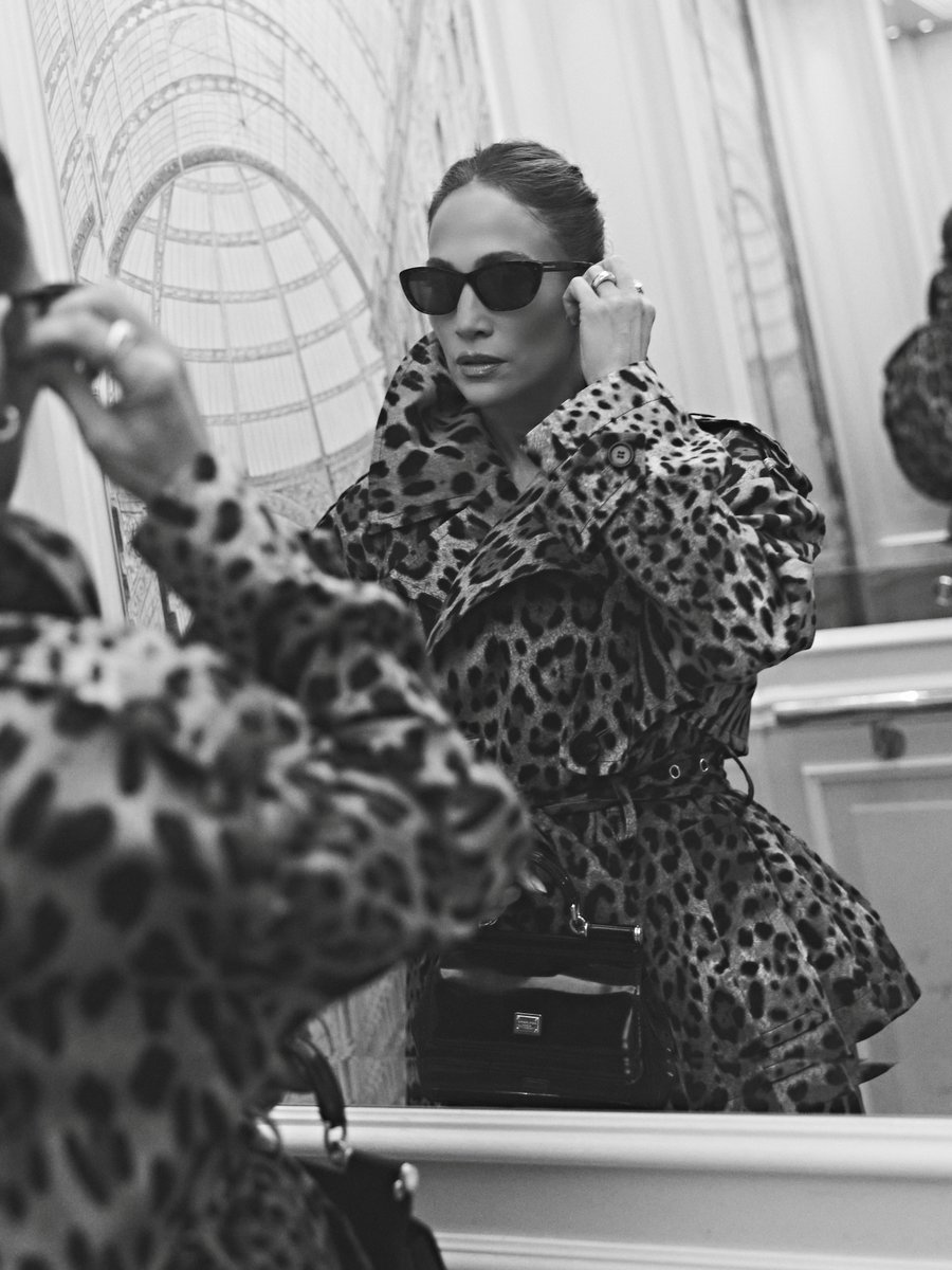 dolcegabbana's tweet photo. @JLo wore a #DolceGabbana cropped trench coat with matching heels from the Leo Street Collection, paired with a coordinating mini dress in #DGLeo print. The look was completed by a black patent leather Mini Sicily Bag. 

Photography: Gabriele Di Martino 

#DGFattoAMano https://t.co/Gw9rhiAJYn