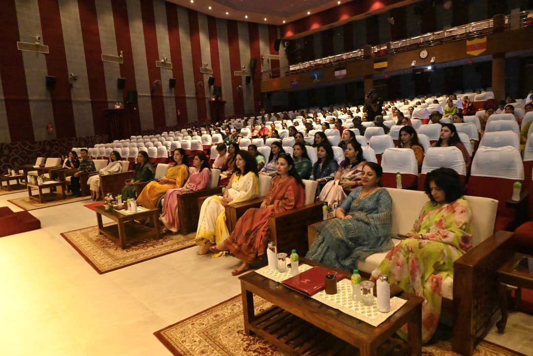SWComd_IA's tweet photo. Healthy Hearts. Healthy Soldiers. 
A Healthier Nation. 

On World Heart Day, Sapta Shakti Command reaffirms its commitment towards promoting heart health and holistic well-being among its personnel and families.

A Heart Health Awareness Lecture was organised at the Sapta Shakti Command Auditorium, highlighting the importance of preventive healthcare, healthy lifestyle choices and timely medical intervention.

The initiative reinforced the importance of healthy eating, regular physical activity, stress management, adequate sleep, avoidance of tobacco and regular health check-ups for maintaining a healthy heart.

#WorldHeartDay 
#SaptaShaktiCommand 
#IndianArmy 
#HeartHealth 
#WeCare

@adgpi
@HQ_IDS_India 
@PRODefRjsthn