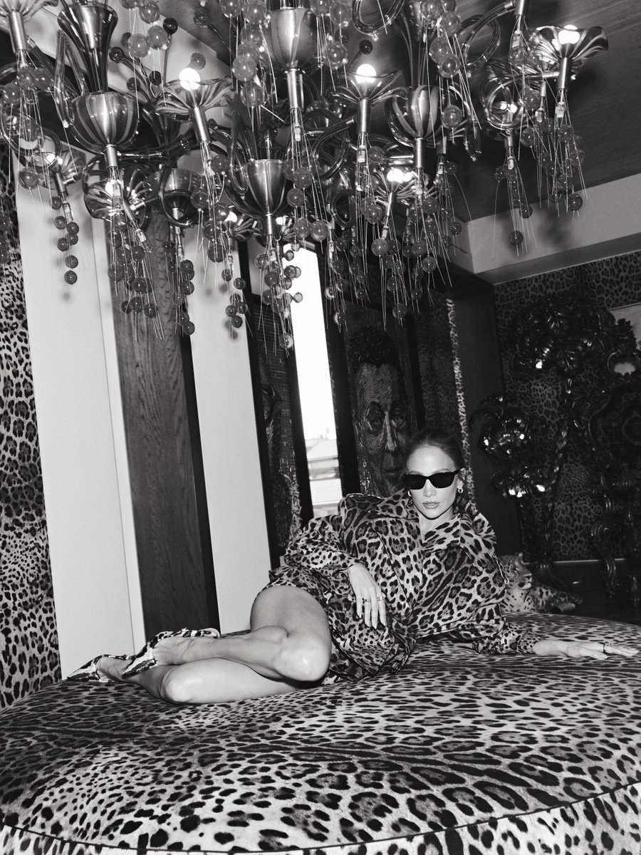 dolcegabbana's tweet photo. @JLo wore a #DolceGabbana cropped trench coat with matching heels from the Leo Street Collection, paired with a coordinating mini dress in #DGLeo print. The look was completed by a black patent leather Mini Sicily Bag. 

Photography: Gabriele Di Martino 

#DGFattoAMano https://t.co/Gw9rhiAJYn