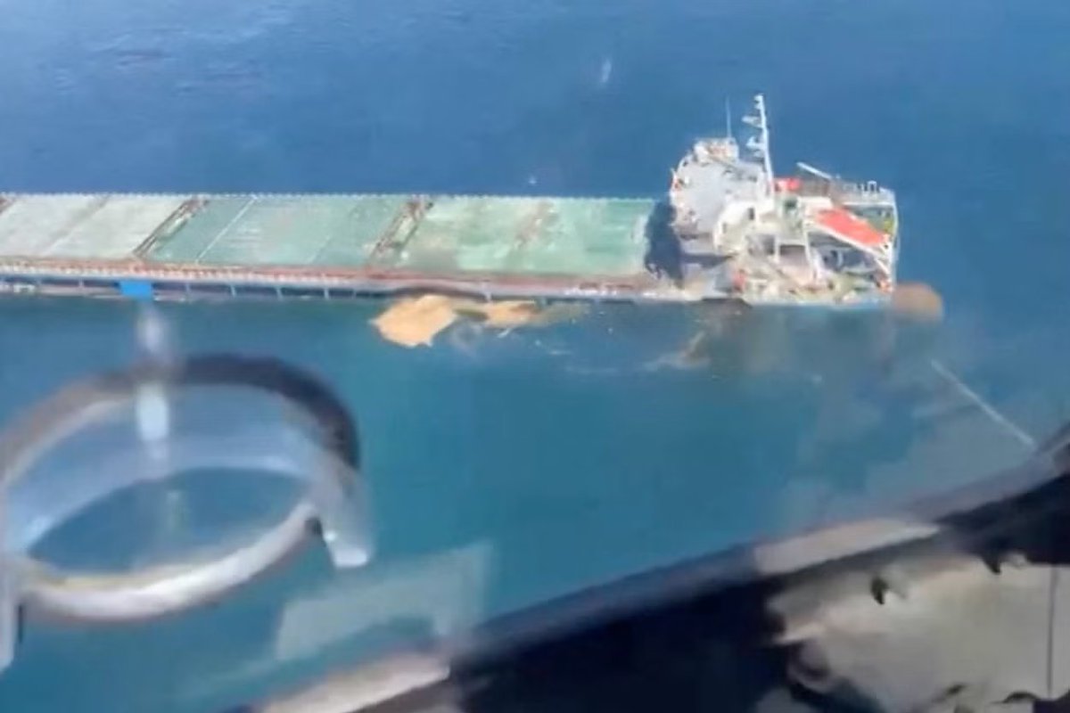 visegrad24's tweet photo. BREAKING:

Romania’s Interior Ministry confirmed the Turkish grain ship Royad Mammadov has sunk. A suspected drone strike caused the explosion and fire that destroyed the vessel.

Two crew members are confirmed dead. Eleven were rescued.

🇷🇴 https://t.co/FffG8sNRFJ