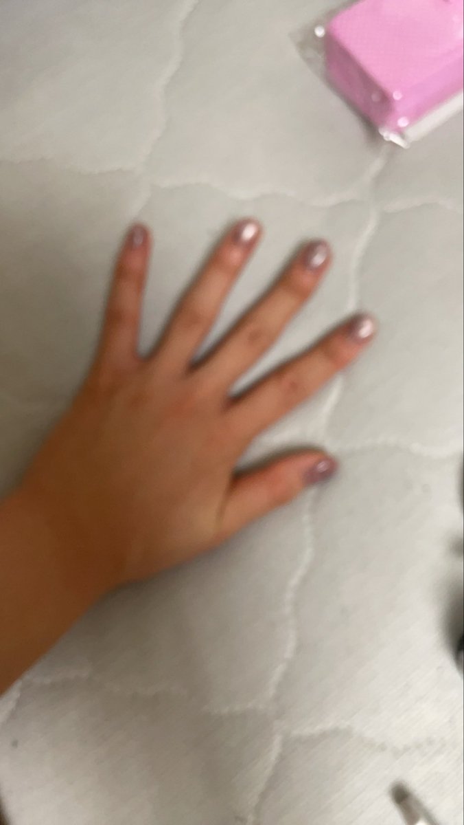 yuhaappy16's tweet photo. ひよさんからたった今
「えネイル難しいんですけど」と送られてきた写真がピンぼけしすぎて肝心なネイル見れないのと手が赤ちゃんすぎて可愛いのでひよさんネイル写真大公開します。 https://t.co/6NHEBMiPQI