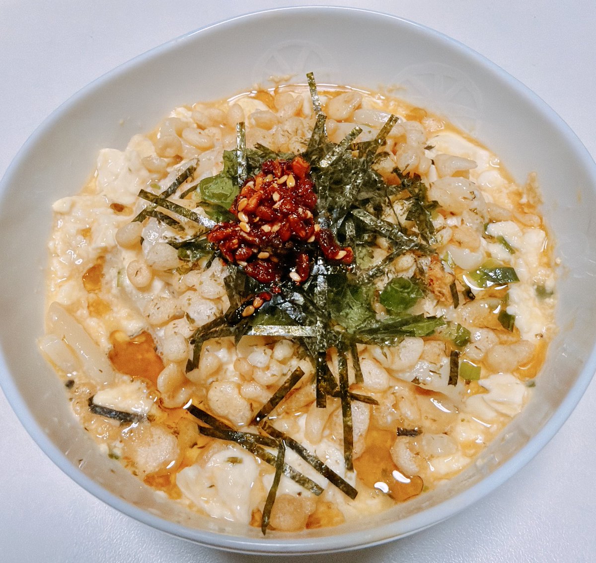 rialce0370's tweet photo. 見た目はあれだけどダイエット的なやつで、美味しいぶっかけうどん🥢

釜玉ぶっかけ、豆腐とごま油で嵩増しプラス脂質とタンパク質！

生姜すりおろしと食べるラー油、天かすにネギと海苔をふりかけたらダイエットメニュー��出来上がり😋 https://t.co/EtbXLAOjJn